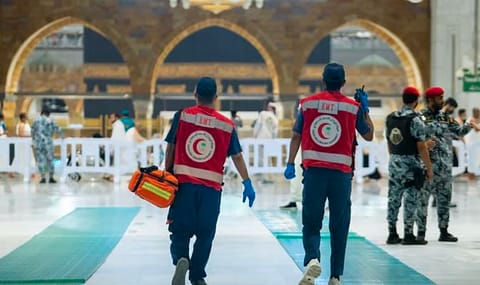 فرق الهلال الأحمر تعيد النبض لحاج إندونيسي في ساحات المسجد النبوي