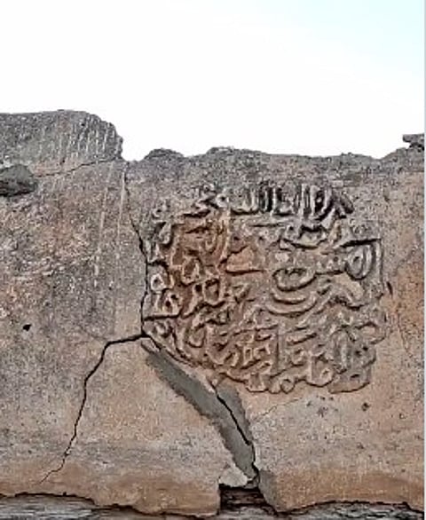نقوش تراثية على جدران مسجد في عسير يزيد عمره على 7 قرون