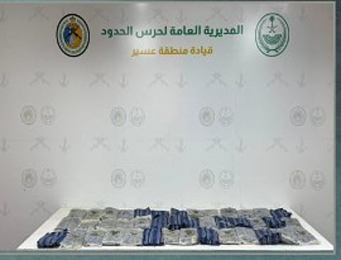 إحباط تهريب 46 كيلوجرامًا من الحشيش المخدر بعسير