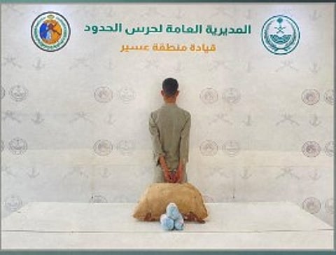 حرس الحدود بعسير يقبض على يمني لتهريبه 20 كيلوجراما من القات المخدر
