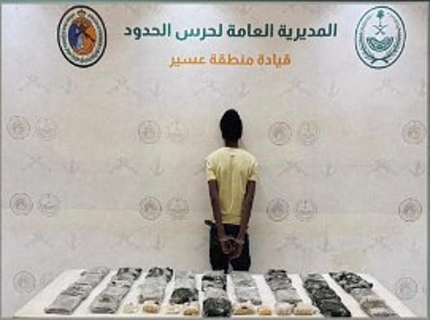 حرس الحدود بعسير يقبض على إثيوبي لتهريبه 38 كيلوجرامًا من الحشيش المخدر