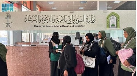 "الشؤون الإسلامية" توزع 51 ألف مطبوعة إرشادية على الحجاج القادمين عبر مطار الملك عبدالعزيز