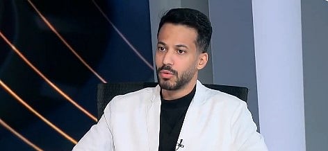استشاري يكشف أعراض الحمى الشوكية: تشمل الصداع الشديد والغثيان وارتفاع الحرارة