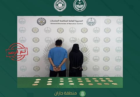 ضبط مخالف لنظام أمن الحدود ووافدة من الجنسية اليمنية لترويجهما مادة الإمفيتامين المخدر بجازان