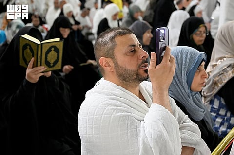رسائل صوتية من مكة إلى العالم.. تختصر مشاعر اللحظة الأولى في المسجد الحرام