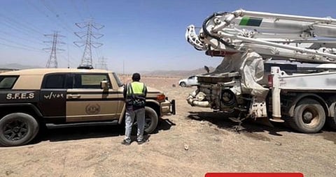 ضبط مقيم يمني لتفريغه مواد خرسانية في منطقة المدينة المنورة
