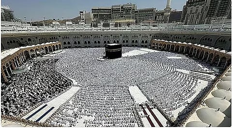 «لَبَّيْكَ اللَّهُمَّ لَبَّيْكَ».. الحجاج يؤدون طواف القدوم والسعي بأرجاء الحرم المكي
