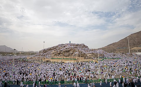 لَبَّيْكَ اللَّهُمَّ لَبَّيْكَ.. حجاج بيت الله الحرام يقفون في صعيد عرفات