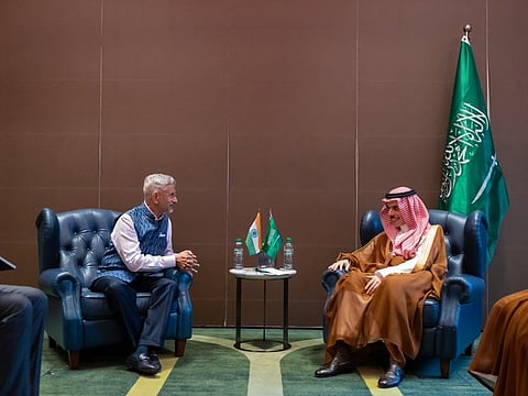 وزير الخارجية يبحث مستجدات الأوضاع مع نظيره الهندي