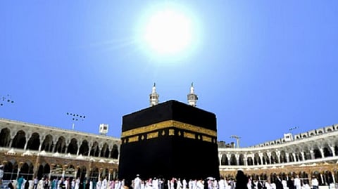 سماء مكة تشهد تعامد الشمس على الكعبة المشرفة