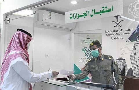 الجوازات توضح الإجراء المتبع في حال الرغبة في نقل كفالة عامل منزلي كفيله متوفى
