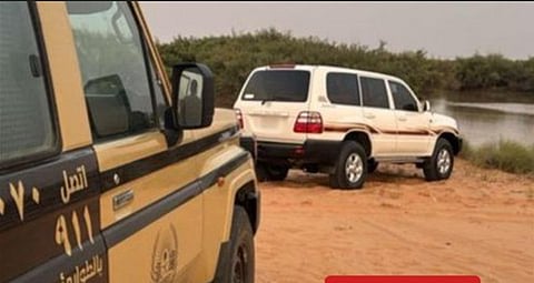 «الأمن البيئي» تضبط مواطنا لدخوله بمركبته في الفياض والروضات البرية بمحمية الملك عبدالعزيز