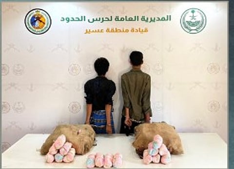 حرس الحدود بعسير يقبض على يمنيين لتهريبهما 40 كيلو جراما من القات المخدر