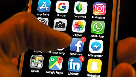 أكاديمي يحذر من مشاركة الصور على الإنترنت