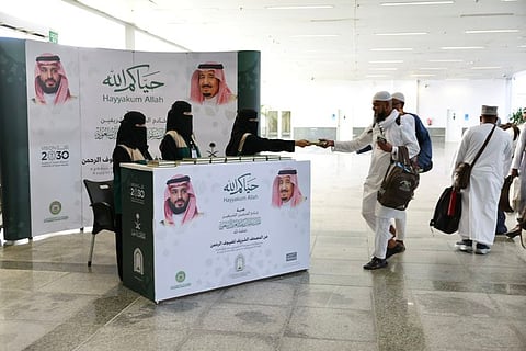 عبر ميناء جدة الإسلامي.. «الشؤون الإسلامية» تواصل توزيع هدية خادم الحرمين الشريفين على الحجاج المغادرين