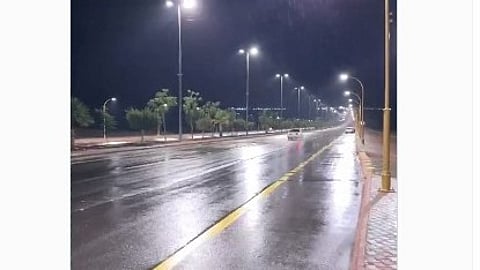 مشهد طبيعي خلاب.. أمطار الصيف تزين العقيق والبرق يضيء السماء