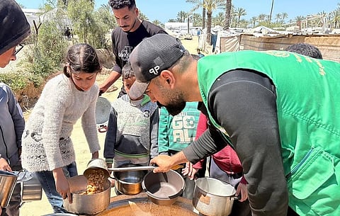 المملكة توزع 25 ألف وجبة غذائية ساخنة في قطاع غزة