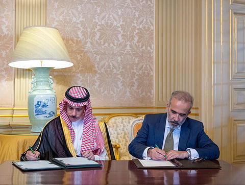 وزير الخارجية ونظيره البرتغالي يوقعان اتفاقية الإعفاء المتبادل من التأشيرات لحاملي الجوازات الدبلوماسية والخاصة