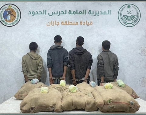حرس الحدود بجازان يقبض على 4 إثيوبيين ويمنيين لتهريبهم 140 كيلو جراما من القات المخدر