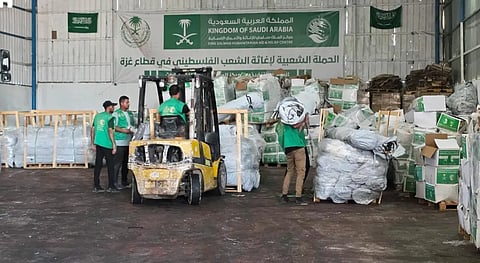 وصول قافلة مساعدات إنسانية من المملكة إلى قطاع غزة