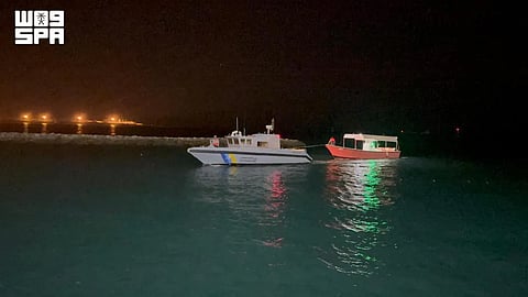 حرس الحدود بالمدينة المنورة ينقذ مواطنين تعطلت واسطتهما البحرية في عرض البحر