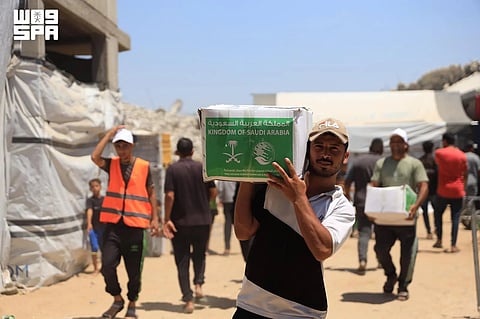 المملكة توزع سلال غذائية لدعم الأمن الغذائي في قطاع غزة