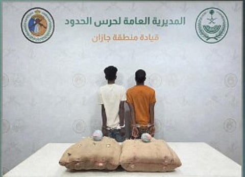 حرس الحدود بجازان يقبض على إثيوبيين لتهريبهما 40 كيلوجرامًا من «القات»