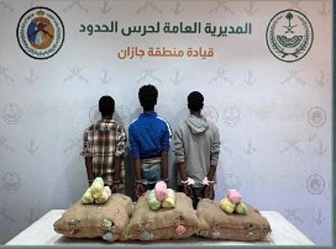 حرس الحدود بجازان يقبض على 3 إثيوبيين لتهريبهم 60 كيلوجرامًا من نبات القات المخدر