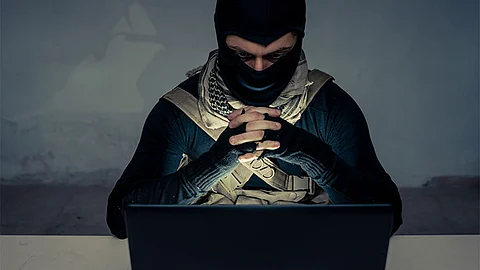 محام: متابعة الإرهابيين بمواقع التواصل جريمة.. وجهات العمل يحق لها متابعة حسابات موظفيها
