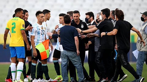 بالفيديو.. انسحاب منتخب الأرجنتين من لقاء الكلاسيكو.. والبرازيل تكشف عن الملابسات