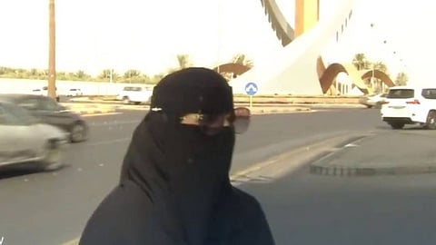 بالفيديو.. مواطنة تنقل كبار السن وذوي الهمم مجانًا في تبوك