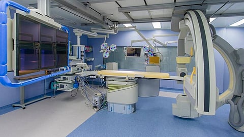 طبية مكة تنقذ حياة طبيب خمسيني من ارتجاع وتهتك بصمامات وشرايين القلب