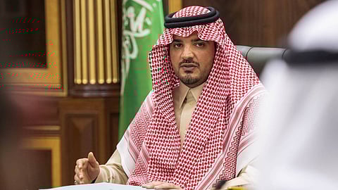 وزير الداخلية يستعرض التعاون الأمني والعلاقات الثنائية مع أمير قطر