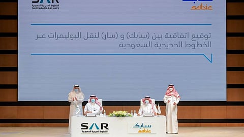 سابك وسار توقعان اتفاقية لنقل منتجات «البوليمرات» عبر الخطوط الحديدية