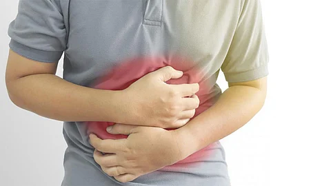 وزارة الصحة توضح سببًا لآلام البطن وعسر الهضم.. وتوجه نصيحة