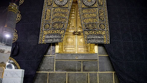 بالصور.. تنظيف وتلميع باب الكعبة وإطار الحجر الأسود بأساليب متطورة حديثة