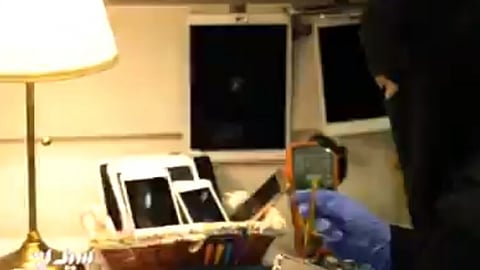 غزلان المغربي.. فتاة سعودية تقتحم مهنة صيانة الجوالات وتكشف عن حلمها