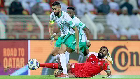 الشوط الأول.. الأخضر يحسم نصف المهمة أمام عمان بهدف الشهري
