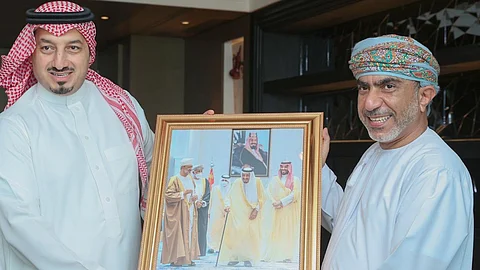 المسحل يبحث سُبل التعاون مع اتحاد الكرة العماني