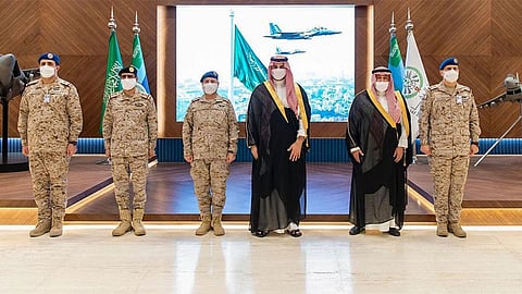 أشاد بجاهزيتها القتالية.. تفاصيل زيارة نائب وزير الدفاع التفقدية للقوات الجوية الملكية