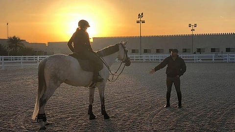 شاب يؤسس أول مدرسة لتعليم ركوب الخيل في طبرجل.. ما قصته؟