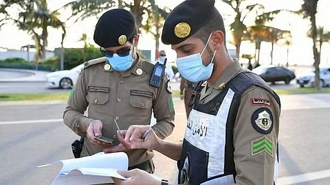 «الداخلية» تكشف عقوبات مخالفة القطاع الخاص للإجراءات الاحترازية