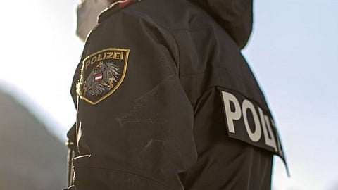 رجل يحتفظ بجثة والدته ليتقاضى معاشها.. وحيلة غريبة لإخفاء الرائحة