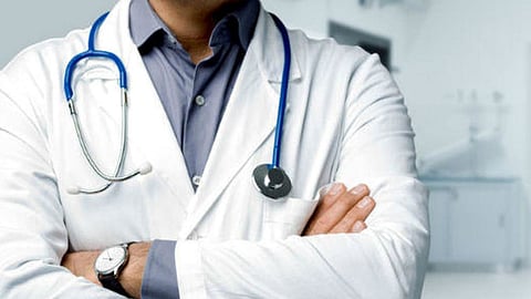 طبيب يطالب ممرض بالاعتذار لـ«كلب».. فيديو يثير الجدل ويدفع الشرطة المصرية للتحقيق