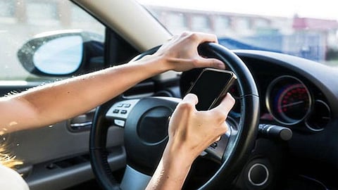 بالفيديو.. الهلال الأحمر يكشف عن رقم صادم لوفيات استخدام الجوال أثناء القيادة