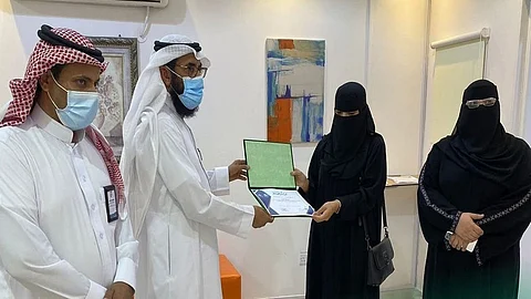 تكريم ممرضة بحائل أنقذت حياة فتاة في مجمع تجاري