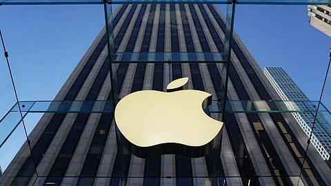 لماذا تنصح آبل مستخدمي «آيفون» بالابتعاد عن محركات الدراجات النارية؟