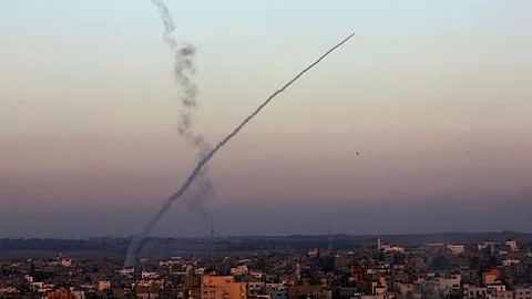 الطيران الإسرائيلي يشن غارات على عدة مواقع بقطاع غزة