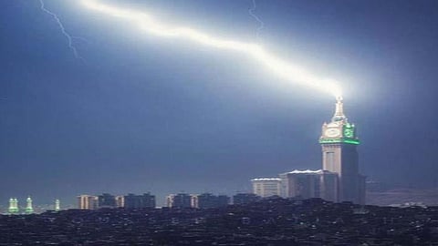 حماد الهذلي يروي تفاصيل تصوير مقطع ضرب الصاعقة برج الساعة بمكة