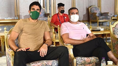 مساعدا «رينارد» يراقبان لقاء الاتفاق والرائد في بطولة الدوري السعودي